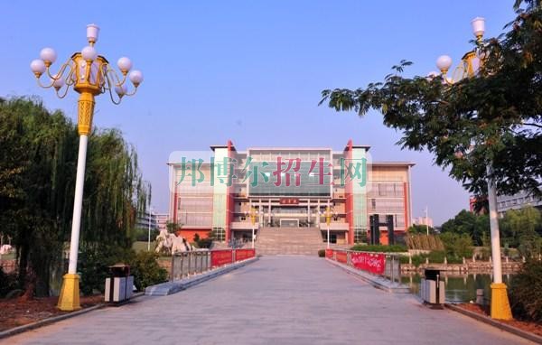 江蘇商貿(mào)職業(yè)學(xué)院招生辦聯(lián)系電話(huà)