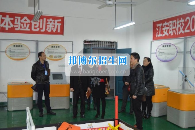 縣科協(xié)領(lǐng)導(dǎo)到四川省江安縣職業(yè)技術(shù)學(xué)?？赐麢C(jī)器人大賽師生
