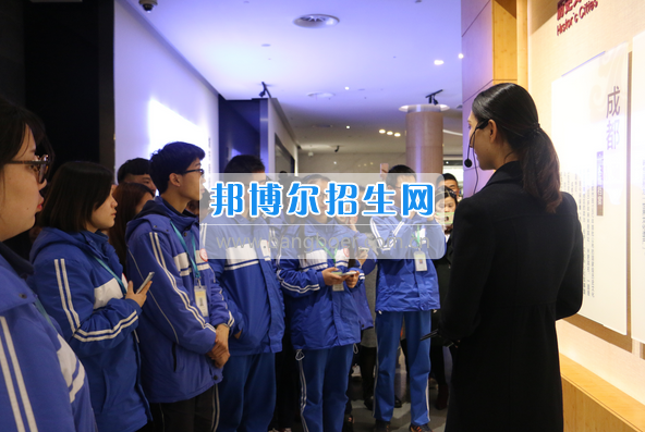 成都市洞子口職業(yè)高級中學舉行“成都，因我更美麗”主題開學典禮