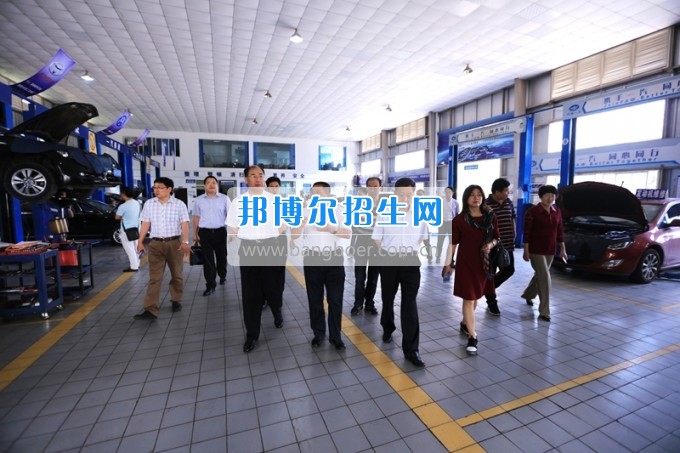 沈陽職業(yè)技術學院院長劉樹敏、濰坊工程職業(yè)學院院長高立伯一行來四川工程職業(yè)技術學院考察交流