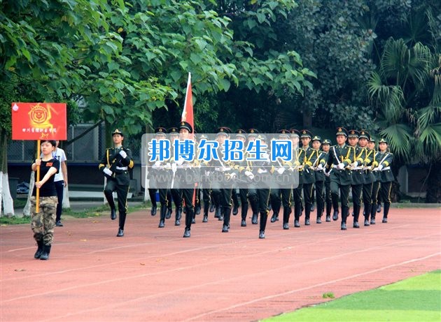 四川管理職業(yè)學(xué)院國旗隊參加四川省高校國旗護衛(wèi)隊會操交流活動  為慶祝中國人民解放軍建軍90周年，推進西南地區(qū)高校國旗文化的發(fā)展，持續(xù)發(fā)揮升旗儀式的教育引導(dǎo)作用，深化愛國主義教育，5月20日，我院國旗隊應(yīng)邀參加了由四川大學(xué)錦城學(xué)院發(fā)起的會操交流活動。  全省28所高校的國旗護衛(wèi)隊，近千名國旗手齊聚一堂。在莊嚴的升旗儀式后，活動進入會操展示環(huán)節(jié)。我院國旗隊邁著整齊劃一的步伐走過主席臺，展示出了優(yōu)秀的訓(xùn)練水平和昂揚的精神風貌。當天下午，在四川大學(xué)錦城學(xué)院大禮堂舉行了“以我火紅青春、譜寫國旗禮贊”大學(xué)生升旗手文藝匯演。我院代表隊以優(yōu)雅的舞姿展現(xiàn)了大學(xué)生青春的風采。表達了對祖國與學(xué)院的炙熱情感和嚴于律己的學(xué)習(xí)態(tài)度。  此次會操交流活動，加強了省內(nèi)各高校國旗護衛(wèi)隊間的聯(lián)系，弘揚了愛國、愛旗、護旗的精神，獲得了寶貴的經(jīng)驗，明確了努力的方向。我院國旗隊的隊員們紛紛表示：要肩負起捍衛(wèi)國旗尊嚴、宣傳國旗文化的神圣使命!