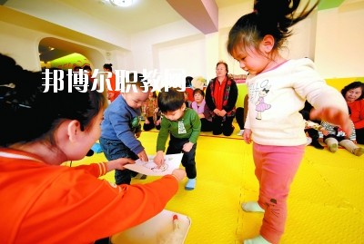 隨著二胎政策的放寬，我國(guó)新生兒的數(shù)量明顯增多，這也說(shuō)明，在未來(lái)的很長(zhǎng)一段時(shí)間里，幼師都是一個(gè)非常受歡迎的行業(yè)，而四川是座發(fā)展迅速，有深厚文化底蘊(yùn)的城市，自然是受到很多同學(xué)喜愛，近日，就會(huì)問(wèn)小編關(guān)于四川讀幼師學(xué)校好不好?那接下來(lái)，小編就給大家介紹一下四川幼師學(xué)校，如果你有更多疑問(wèn)，歡迎點(diǎn)擊右側(cè)的咨詢欄與我們交流。  四川讀幼師的就業(yè)前景 就業(yè)容易，畢業(yè)學(xué)生不愁“嫁”盡管當(dāng)前就業(yè)形勢(shì)嚴(yán)峻，各地大學(xué)生就業(yè)難度大，但許多城市的學(xué)前教育專業(yè)畢業(yè)生并未受影響，反而逆勢(shì)上漲，待遇也比往年有所提高。近年來(lái)，由于幼兒園發(fā)展的需要，很多單位幼兒教師奇缺，連男老師也變得搶手起來(lái)。學(xué)前、初教專業(yè)畢業(yè)生不愁“嫁”，甚至有很多幼教機(jī)構(gòu)到學(xué)校預(yù)約、搶簽畢業(yè)生，幼教人才受歡迎程度可見一斑。  四川讀幼師的優(yōu)勢(shì) 幼教項(xiàng)目的穩(wěn)定性強(qiáng)，不受市場(chǎng)沖擊，打造終身產(chǎn)業(yè)?，F(xiàn)階段，無(wú)論是從國(guó)家教育改革發(fā)展的全局出發(fā)，還是從目前有關(guān)民辦學(xué)前教育的法律法規(guī)政策等方面來(lái)看，民辦學(xué)前教育發(fā)展?jié)摿Χ际志薮蟆Ｆ浯?，成就子女未?lái)。選擇了幼教工作，可以讓我們更懂得如何教育子女，對(duì)自己未來(lái)孩子接收良好的家庭教育有著十分重要的促進(jìn)作用。女性投身幼教行業(yè)后，長(zhǎng)期接受最先進(jìn)的幼教理念和適合中國(guó)幼兒的各類課程，繼而在對(duì)自己子女的教育觀念和方法上也會(huì)更科學(xué)，為孩子今后的發(fā)展奠定更好的基礎(chǔ)。  德陽(yáng)科貿(mào)職業(yè)學(xué)院幼師升學(xué)班學(xué)前教育專業(yè)介紹 本專業(yè)順應(yīng)國(guó)家“幼有所育”學(xué)前教育決策和學(xué)前教育專業(yè)人才極度短缺的社會(huì)需求而設(shè)，是一個(gè)綜合性較強(qiáng)的專業(yè)，涵蓋0-6歲兒童的教育，作為人生起點(diǎn)教育的學(xué)前教育專業(yè)對(duì)人的一生的發(fā)展和教育起著重要的奠基作用。本專業(yè)緊密對(duì)接各級(jí)各類幼兒園和早期教育機(jī)構(gòu)等實(shí)施合作辦學(xué)、合作育人，強(qiáng)化“四能”特長(zhǎng)(彈唱、舞蹈、美術(shù)、游戲)、“五會(huì)”素養(yǎng)(保育、保健、教育、溝通、管理)，致力于培養(yǎng)新時(shí)代“有愛心、有耐心、有恒心、有責(zé)任心”的學(xué)前教育人才。  培養(yǎng)目標(biāo)：本專業(yè)培養(yǎng)以立德樹人為己任，具有良好的職業(yè)道德、專業(yè)素養(yǎng)、協(xié)作精神、溝通能力和創(chuàng)新意識(shí)，擁有先進(jìn)的幼兒教育理念，具有較扎實(shí)的學(xué)前教育的專業(yè)知識(shí)與專業(yè)技能，具備較強(qiáng)的幼兒保教能力，從事幼兒園教育教學(xué)、保育保健工作的高素質(zhì)應(yīng)用型人才。  核心課程：學(xué)前教育學(xué)、學(xué)前兒童心理學(xué)、幼兒游戲理論與實(shí)踐、幼兒行為觀察、幼兒園五大領(lǐng)域教育、學(xué)前衛(wèi)生學(xué)、聲樂(lè)、鋼琴、舞蹈、美術(shù)、幼兒歌曲彈唱、幼兒舞蹈創(chuàng)編、幼兒園班級(jí)管理、幼兒手工、家庭教育等。  職業(yè)前景：習(xí)近平總書記在“黨的十九大”上指出：“增進(jìn)民生福祉是發(fā)展的根本目的。必須多謀民生之利、多解民生之憂，在發(fā)展中補(bǔ)齊民生短板、促進(jìn)社會(huì)公平正義，在幼有所育、學(xué)有所教上不斷取得新進(jìn)展。”  2019年教育部《2018年全國(guó)教育事業(yè)發(fā)展統(tǒng)計(jì)公報(bào)》顯示，2018年全國(guó)共有幼兒園26.67萬(wàn)所，比上年增加1.17萬(wàn)所，增長(zhǎng)4.60%; 在園幼兒4656.42萬(wàn)人，比上年增加56.28萬(wàn)人;學(xué)前教育毛入園率達(dá)到81.7%，比上年提高2.1%，且0-6歲兒童超過(guò)1億，幼兒園專任教師258.14萬(wàn)人。按照國(guó)家對(duì)學(xué)前教育師幼比(1:5)的規(guī)定，幼兒園專任教師的缺口高達(dá)673萬(wàn)多。學(xué)前教育專業(yè)人才就業(yè)前景非常廣闊。  就業(yè)崗位：幼兒園教師、幼兒保育員、幼兒保健教師、早期教育教師。  獲取資格證書：幼兒園教師資格證、普通話水平證書(二甲及以上)  專業(yè)實(shí)訓(xùn)室：幼兒保育實(shí)訓(xùn)室、幼兒衛(wèi)生保健實(shí)訓(xùn)室、仿真幼兒園、幼兒手工制作實(shí)訓(xùn)室、幼兒美術(shù)實(shí)訓(xùn)室、聲樂(lè)實(shí)訓(xùn)室、形體舞蹈實(shí)訓(xùn)室、鋼琴實(shí)訓(xùn)室、游戲與感統(tǒng)實(shí)訓(xùn)室、繪本實(shí)訓(xùn)室、蒙臺(tái)梭利教育實(shí)訓(xùn)室、奧爾夫音樂(lè)實(shí)訓(xùn)室等。  專業(yè)實(shí)踐基地：廣漢市第三幼兒園、廣漢市雒城鎮(zhèn)第四幼兒園、廣漢市西外中心幼兒園、德陽(yáng)市旌南幼兒園、德陽(yáng)市黃河?xùn)|路幼兒園、四川師范大學(xué)實(shí)驗(yàn)幼兒園、四川師范大學(xué)附屬啟夏幼兒園、成都市武侯區(qū)福錦幼兒園、崇州市虹橋歡樂(lè)谷幼兒園、岳池知恩行幼兒園、西充縣青葵幼兒園等。  上面關(guān)于四川讀幼師學(xué)校好不好?小編介紹了，小編覺得不管是讀什么學(xué)校都是要從多方面來(lái)考慮的，要看行業(yè)的發(fā)展前景怎么樣，還要看這個(gè)專業(yè)到底適不適合自己，就好像幼師學(xué)校，一定要學(xué)好小孩子才可以去讀，因?yàn)檫@個(gè)專業(yè)將來(lái)出來(lái)不管做什么工作，都是要和小朋友待在一起的。如有更多問(wèn)題，歡迎咨詢邦博爾網(wǎng)。