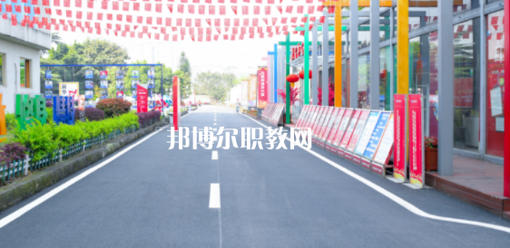 重慶新華電腦學(xué)校地址在哪里，哪個(gè)地區(qū)，哪個(gè)城市?